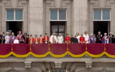 Кралското семейство приветства от балкона на Бъкингамския дворец хиляди хора, скупчени въпреки дъжда пред желязната ограда на двореца въпреки 