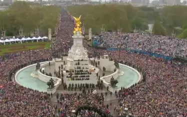 Най-много хора се бяха струпали около паметника на кралица Виктория пред портала на Бъкингамския дворец. 