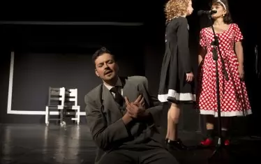  В спектакъла на Теди Москов "Аз обичам, ти обичаш, тя обича".