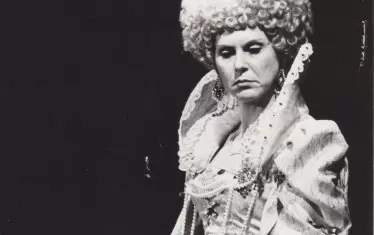  Образите на кралици винаги са й отивали...