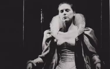  Образите на кралици винаги са й отивали...