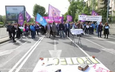 Работещи в БНР блокираха кръстовище за по-високи заплати