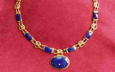 Авторът е пресъздал лицата на античните матрони.