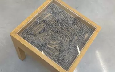 Кирил Прашков. "Места за сядане" I, II, III, 2011, бодлива тел, дърво, плексиглас - фрагмент