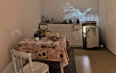 Красимира Буцева, Джулиан Шехериян, Лилия Топузова. "Кухнята: скеле на интимност", 2022, aудио и видео инсталация.