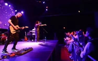  Хриси и китаристът Ангел Дюлгеров на сцената.