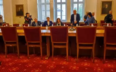 Представители на ГЕРБ-СДС се явиха за среща с ПП-ДБ, но чакаха напразно някой да разговаря с тях.