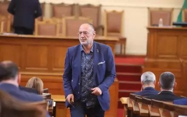  ​
Коментарът на Любен Дилов, депутат от ГЕРБ: „Повдигнахме въпроса за летище Бургас на Комисията по туризъм на немския представител на концесионера. Аз дори бях груб, казах, че го чакат тежки дни, ако не се размърдат. Той се оправда, че всъщност пазарът определял. Покрай дайвинг пътуванията си съм имал разговори с Turkish airlines, които също се чудят защо летището в Бургас не е по-натоварено, защото може да поеме техните полети, които не изпълняват. Например по-екзотични дестинации. Ето го къде е Истанбул – с шатъл могат да се возят пътниците“.