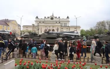 Президентът: Развитието на въоръжените сили не търпи дилетантщина и лекомислие (ГАЛЕРИЯ)