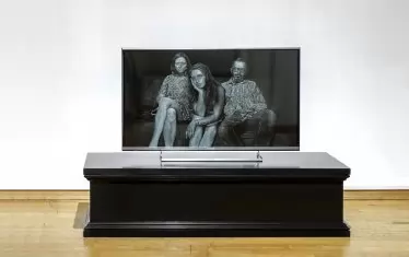 Красимир Терзиев, "Монумент на изтеклото време V", 2020,  гравюра на телевизионен екран