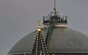  Куполът на Сенатския дворец и мачтата със знамето, което не се запали