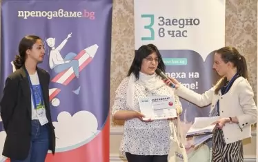 Виктория Костадинова получава награда за проекта за арт студио за учениците