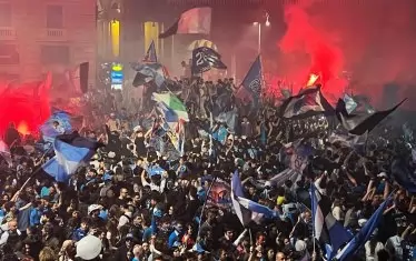 Момент от нощните празненства в центъра на Неапол.