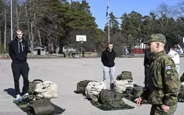 Марканен стои на плаца по време на първия ден от военната си служба.