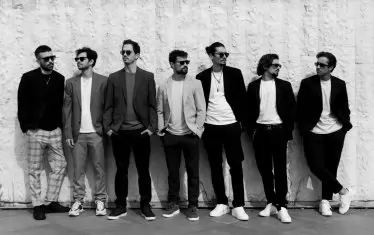  ...Със слънчеви очила в очакване на нощта...