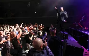 Фронтменът на Odd Crew Васил Райков продължи активно да контактува с публиката, въпреки травмата си.