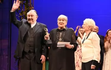 Елена Райнова между почетния председател на Академия "Аскеер" Васил Михайлов и своята състудентка и приятелка Меглена Караламбова.