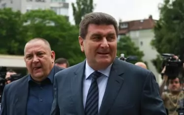 "Бях поканен да дам отговори като свидетел по едно отново нашумяло дело. Отговорих в рамките на своята информираност и компетентност. Надявам се да съм бил полезен”, коментира Валентин Златев, след като беше разпитан. Относно информацията, че парите, с които е купена къщата в Барселона, са осигурени от него, той коментира: "Не мога да изнасям информация, но не вярвайте на слухове".