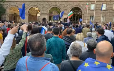 Граждани спонтанно се събраха на 30 май пред президентството за протест с европейски и български знамена срещу президента Румен Радев