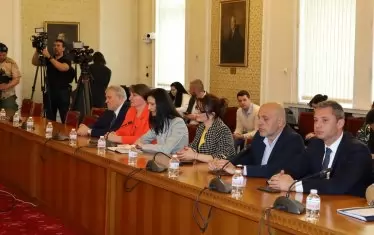 Габриел дойде в началото с депутатите от ГЕРБ-СДС, които обичайно я придружават.