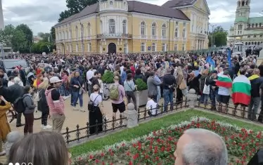 От президентството протестът прерасна в шествие към парламента