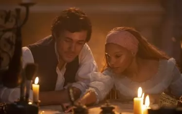 Принц Ерик е подобаващо сладникав и видимо избран заради физическата прилика с анимационната версия. 