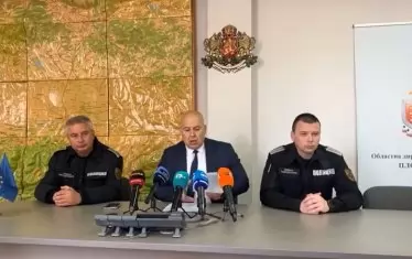 Директорът на пловдивската полиция Васил Костадинов (в средата) даде пресконференция 2 дни след случилото се.