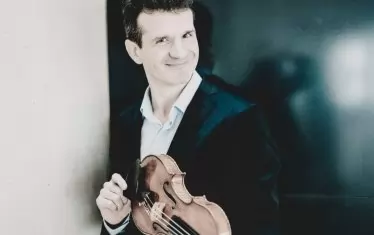 Виртуозът свири на зигулка Амати-СТрадивариус от 1720 г.