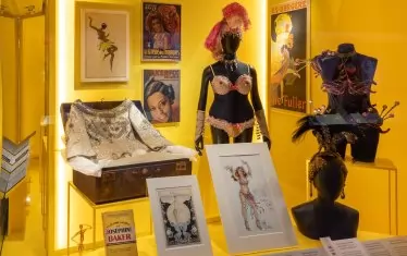 "Ъгълчето" с костюми и снимки на Джозефин Бейкър.