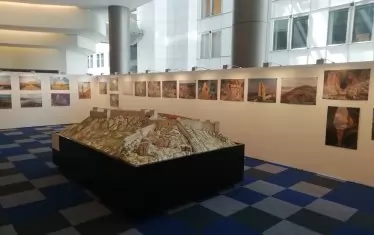 Макетът на Перперикон сред фотосите в зала „Атанас Буров“ на Европейския парламент в Брюксел.