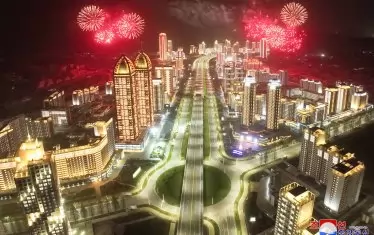 Пропагандната машина продължава да разпространява кадри на нови и нови придобивки за севернокорейците - в случая нов квартал с модерни жилища.