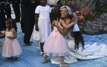  Актрисата прегръща невръстни почитателки преди британската премиера на "Малката русалка".