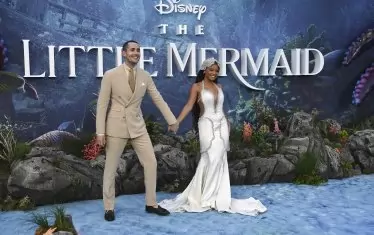  Хали Бейли и Джона Хауър-Кинг (принц Ерик) на лондонската премиера на филма на 15 май.