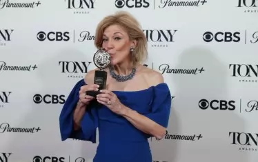 Виктория Кларк с "Тони" за най-добра женска роля.