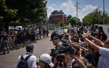 Малко след новината за смъртта на Берлускони, привърженици и журналисти се събраха пред болницата "Сан Рафаеле" в Милано.
