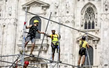  Подготовка за погребението в родния град на Берлускони - Милано. 