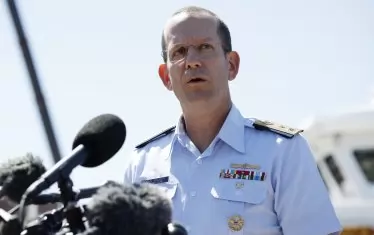  Контраадмирал Джон Могър дава пресконференция за развръзката.