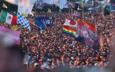 Публиката на Гластънбъри по време на концерта му.