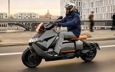 BMW произвежда не само електрически велосипеди, но и тротинетки, задвижвани на ток.