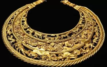  Украшение за врат с тегло над 1 кг.