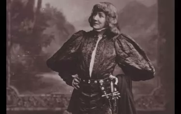 Сара Бернар като Хамлет през 1899 г.