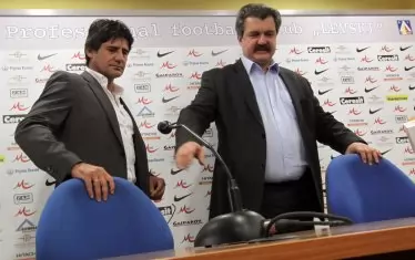 При първото си назначение като треньор на "Левски" на 4 ноември 2011 г. Николай Костов (вляво) беше представен от тогавашния собственик на клуба Тодор Батков.