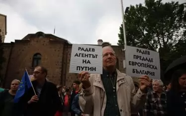 Граждани протестират срещу президента: Радев е позор!