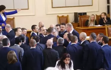 ПП-ДБ искат по-строги санкции заради "откровената простащина" в парламента
