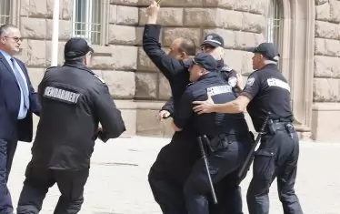 А мъж в расо, размахващ кръст, се опита да нахлуе в президентството, но беше спрян от полицията.