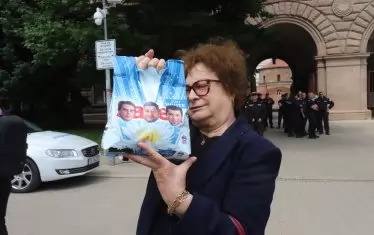 Междувременно, пред президентството се проведе протест срещу новата коалиция, организиран от "Левицата".