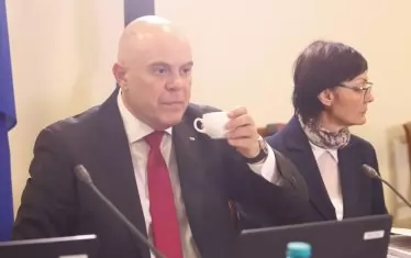 Обрат: Оттеглиха първото предложение за уволнение на Гешев