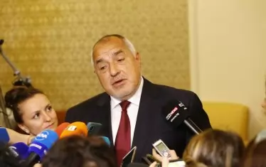  Бойко Борисов обаче все още се ползва от защитата срещу наказателно преследване, което решението му този път да остане депутат му гарантира.