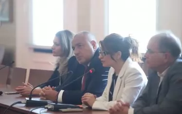 Борисов остави говоренето на Десислава Атанасова.