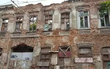 Румъния спасява сградата, в която "дърво и камък се пука, а той пее"